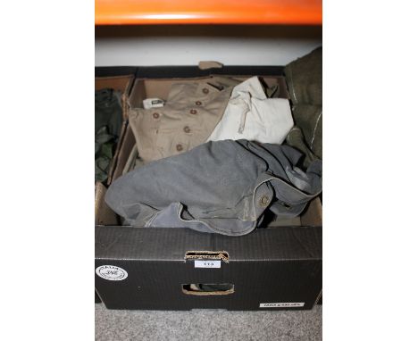 A TRAY OF ASSORTED WW2 ITEMS