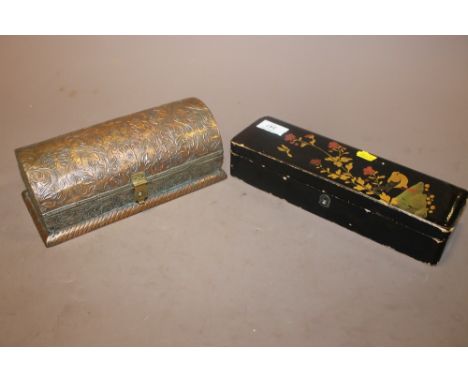 A FLORAL COPPER TRINKET BOX & A LACQUERED EXAMPLE (2)