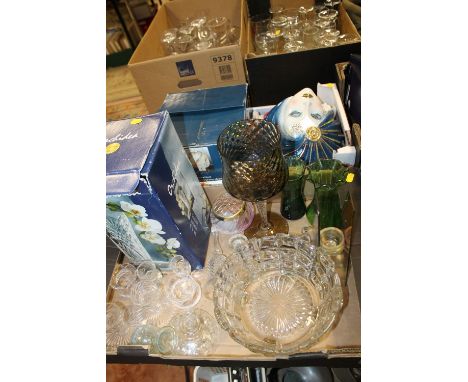A TRAY OF GLASSWARE TO INC A GLASS ROD PENDANT LIGHT SHADE & A TRAY OF CERAMIC MASKS (2)