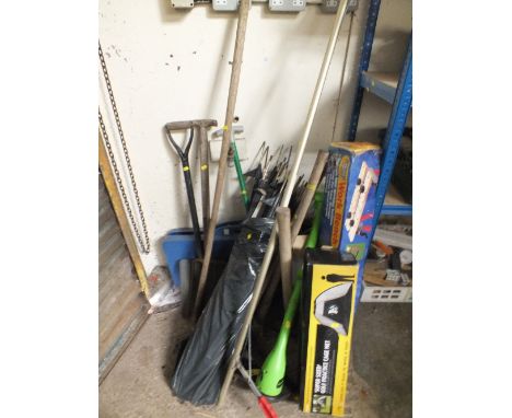 A SELECTION OF GARDEN TOOLS TO INCLUDE FENCING PEGS, A GOLF PRACTICE CAGE NET AND A WORKBENCH