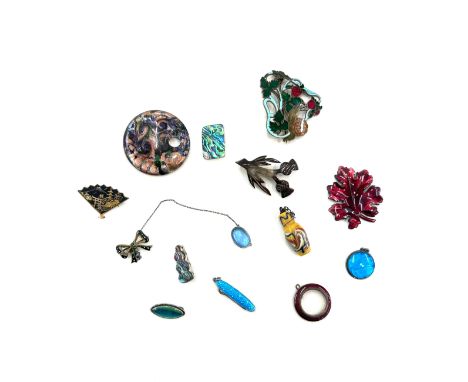 Small collection of jewellery to include moonstone pendant, miniature enamel pen knife, Victorian glass scent bottle etc