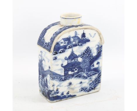 An 18th century Chinese blue and white porcelain tea caddy, height 11cm 