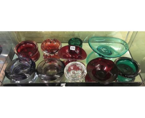 SHELF OF NINE 20TH CENTURY CLEAR AMETHYST AND BUBBLE GLASS BOWLS AND ASHTRAYS, PROBABLY ITALIAN