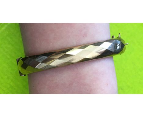 9CT GOLD HOLLOW BANGLE 14.7G APPROX