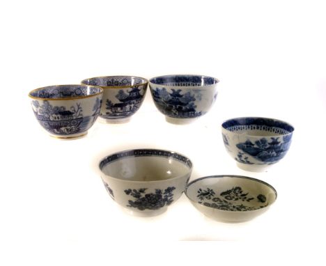 A Worcester 1st period porcelain blue and white saucer, together with a collection of five blue and white tea bowls, decorate