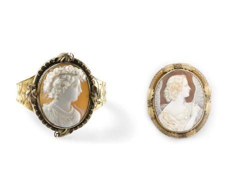 AN EARLY VICTORIAN GOLD HINGED BANGLE, set at the centre with a shell cameo depicting the profile of a lady, with rope-twist 