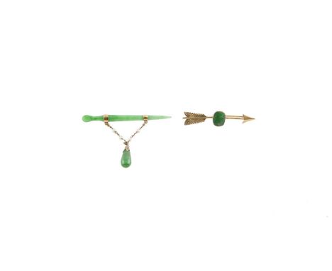 A SMALL COLLECTION OF CHINESE GOLD AND JADE JEWELLERY, comprising a 20ct gold brooch, formed as an arrow and set with an oval