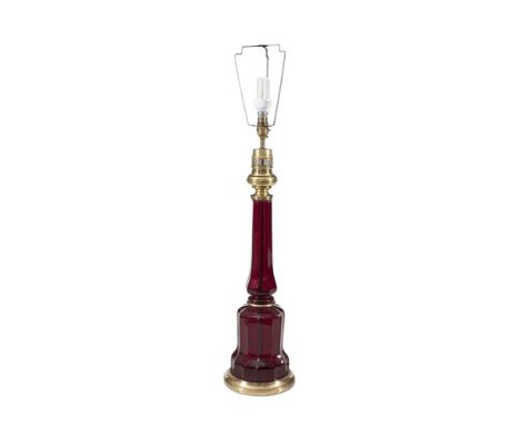 A VICTORIAN STYLE RUBY GLASS AND BRASS MOUNTED FACETED COLUMN TABLE LAMP. 64cm high to fitting