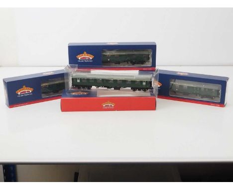 A group of BACHMANN OO gauge Mk1 passenger coaches in BR Southern Region livery fitted with 'Atlantic Coast Express' nameboar