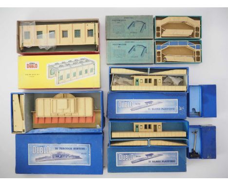 A group of HORNBY DUBLO OO gauge boxed buildings and accessories to include a 5005 Engine Shed kit - G/VG in G boxes (7 plus 