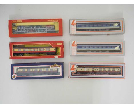 A mixed group of OO gauge coaches by HORNBY, BACHMANN and LIMA together with a HORNBY 'Carabelle' car transporter - G/VG in F