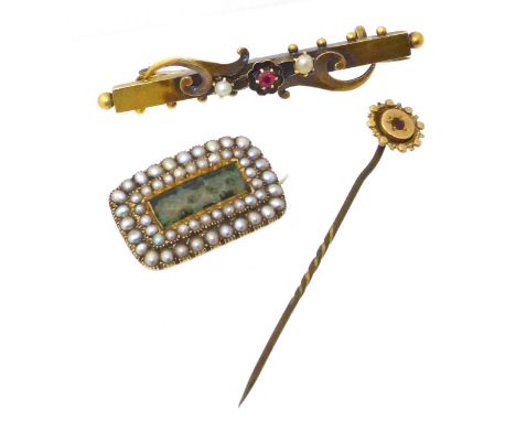 A selection of jewellery, to include an Edwardian 15ct gold ruby and split pearl bar brooch, a Victorian split pearl memorial