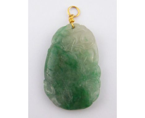 A carved jade pendant with yellow metal (tests 18 carat gold) fitting, approx 5cm.
