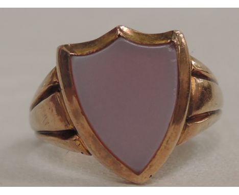 A Victorian 9ct rose gold signet ring having a plain chalcedony shield, size S