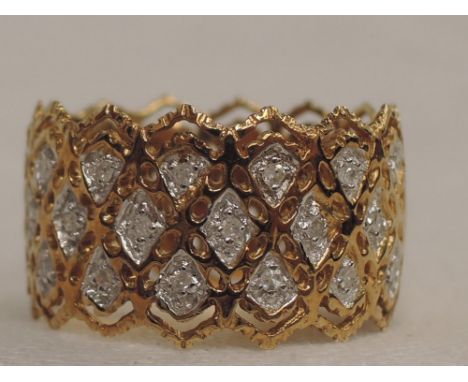A lady's 9ct gold band ring having diamond chip and pierced decoration with shaped border, size N4.5g