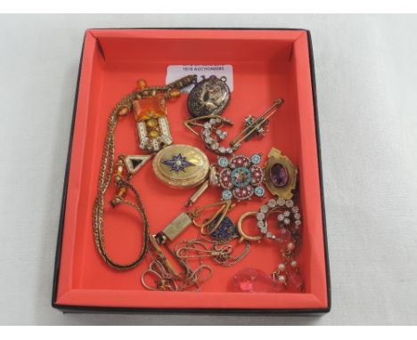 A small selection of vintage costume jewellery including rolled gold lockets, mosaic brooch, diamante etc