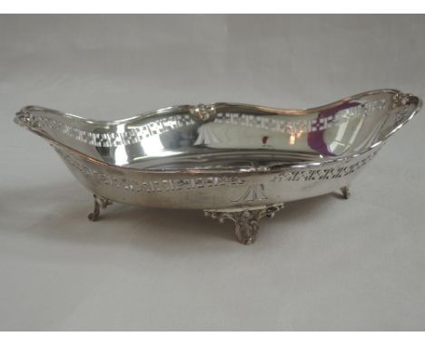 A silver table basket of shaped boat form having shaped rim, pierced decoration and moulded bracket feet, Sheffield 1924, Wal