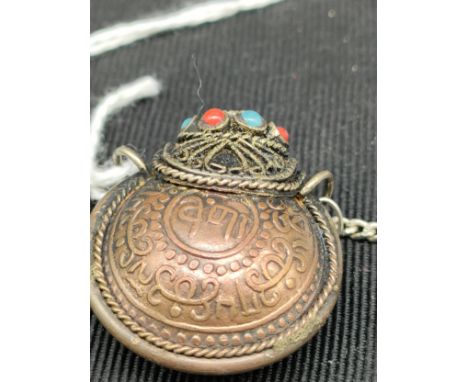 Oriental snuff box . 