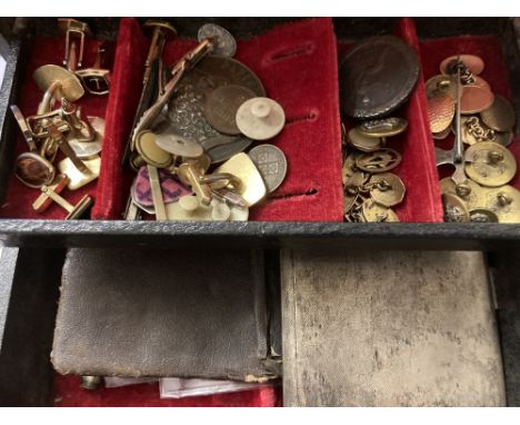 COLLECTIBLES : Old jewellery box with a mixture of old cufflinks, coins, cigarette case, clock, etc, much is broken or in poo