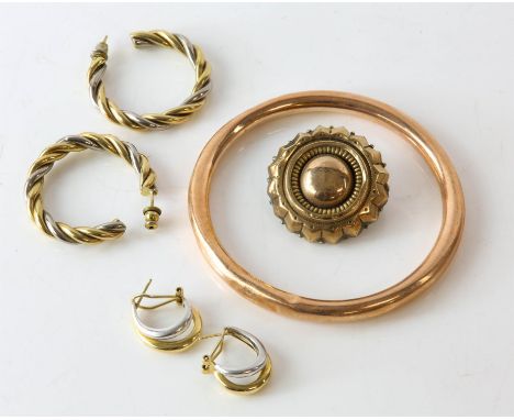 A collection of jewellery, including a bangle, a pair of tri-colour twisted hoops, and a pair of bi-colour huggie earrings, a