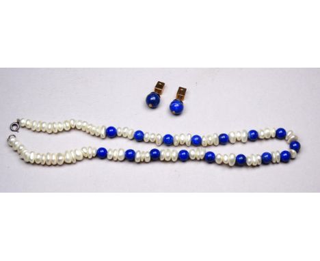 A lapis lazuli and seed pearl necklace - with an alternating arrangement of asymmetrical pearls and blue beads, length 40cm, 