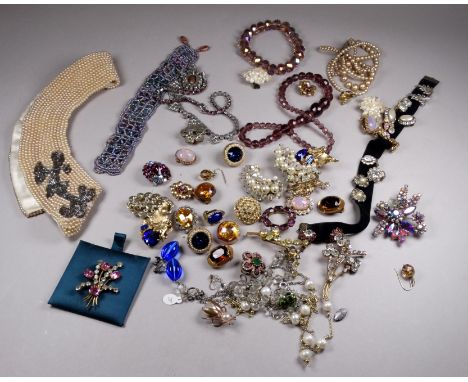 A quantity of costume jewellery - including a faux pearl collar.