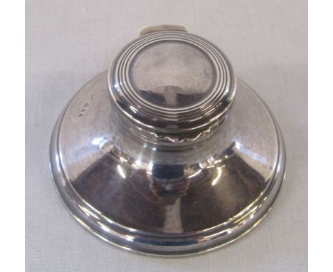 Silver capstan inkwell complete with glass liner, London 1921