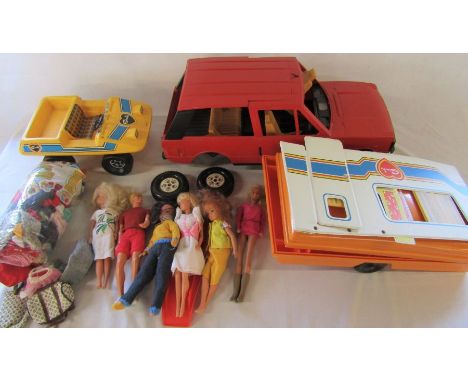 Various Sindy dolls and accessories, caravan, horse (not shown), Range Rover (2 wheels require reattaching - no bar present) 