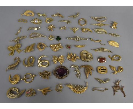 A Large Collection of Vintage and Contemporary Gilt Metal Brooches 