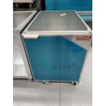 MKE - Neuf - Base d'équipement avec porte 18 x 28" sur roues