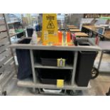 Chariot de service / nettoyage RUBBERMAID a/ accessoires