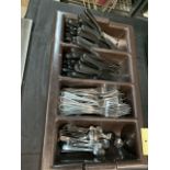 Bac à ustensiles avec ustensiles