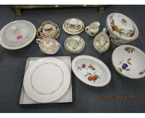 A mixed lot of ceramics to include Royal Worcester Evesham bowls, a 19th century sugar pot and cover and other items 