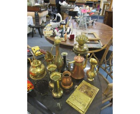 Mixed brass and copper to include a Victorian oil lamp, a door knocker and other items 