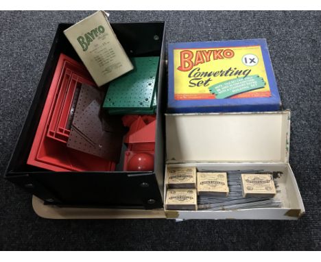 A tray of vintage Bayko building sets 