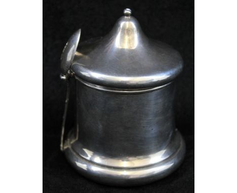 AN EDWARDIAN SILVER TEA CADDY, of cylindrical form. with lift-off lid, 9cm high, having a silver spoon in a loop fitting to t