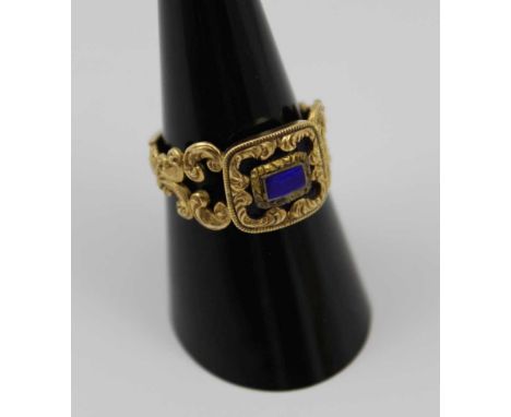 AN EARLY 19TH CENTURY 18CT GOLD MOURNING RING, scroll carved shoulders, with black & blue enamel panels, hallmarked London, 1