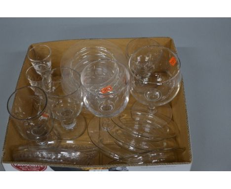 A GROUP LOT OF LATE GEORGIAN, VICTORIAN AND 20TH CENTURY GLASSWARE, including rummers and saucer dishes, seven glasses and tw