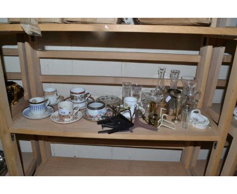 Mixed Lot: Various assorted coffee cans and saucers, glass vases and other assorted items