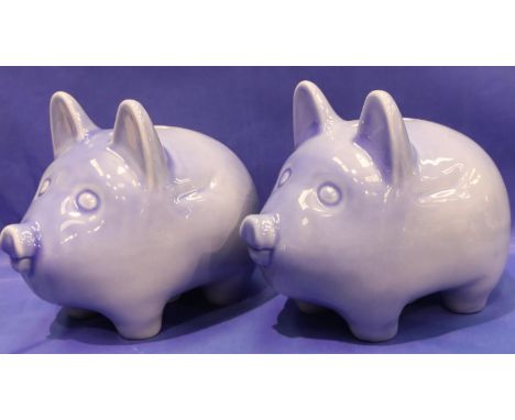 A pair of Wade ceramic piggy banks. P&amp;P Group 2 (£18+VAT for the first lot and £3+VAT for subsequent lots) 