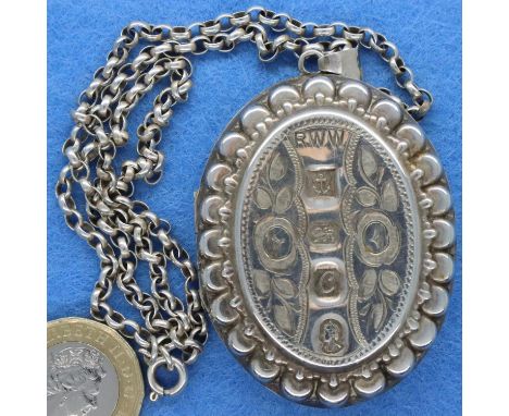 Hallmarked silver locket and chain, chain L: 44 cm, 29g. P&amp;P Group 1 (£14+VAT for the first lot and £1+VAT for subsequent