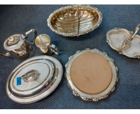 Mixed silver plate to include Elkington, a late 19th century bread board, an entre dish, a bread basket, a teapot, a tankard 