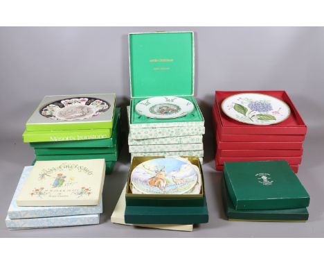 A large collection of boxed cabinet plates to include Royal Doulton, Masons ironstone, Spode and Crown china.