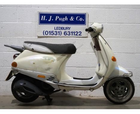Vespa Piaggio ET4 125 moped. 2001. 124cc. Non runner and has been stood for several years. Engine turns over. V5 can be appli