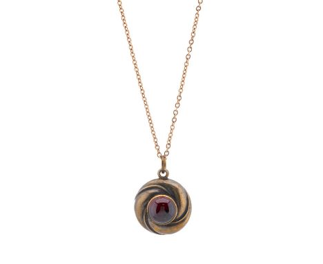 A late Victorian 15ct gold garnet cabochon swirl pendant, with vacant glazed reverse, suspended from a rose metal chain, leng