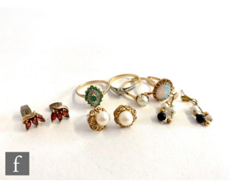 Four assorted stone set rings to include a 10ct emerald and diamond, a single stone pearl, weight 3.3g, an 18ct solitare, wei