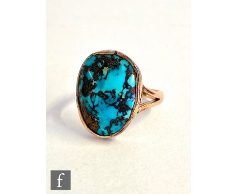 An early 20th Century 9ct rose gold single stone matrix turquoise ring, collar set stone to split shoulders, weight 4g, ring 