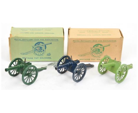 Britains 1263 "Royal Artillery" field guns group of 3 - (1) blue including wheels, (2) same but military green including whee