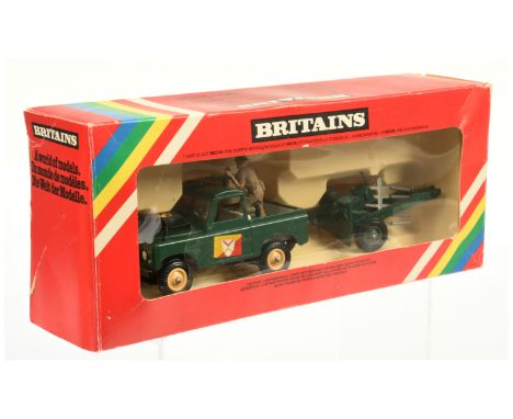 Britains 9787 "Army group" set to include land Rover - green, beige hubs with figures, radio box&nbsp; and field gun - green 