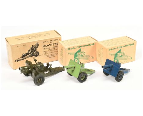 Britains howitzer gun group of 3 - (1) 1725 "Royal Artillery" - dark olive green including hubs with black tyres, (2) 2026 25